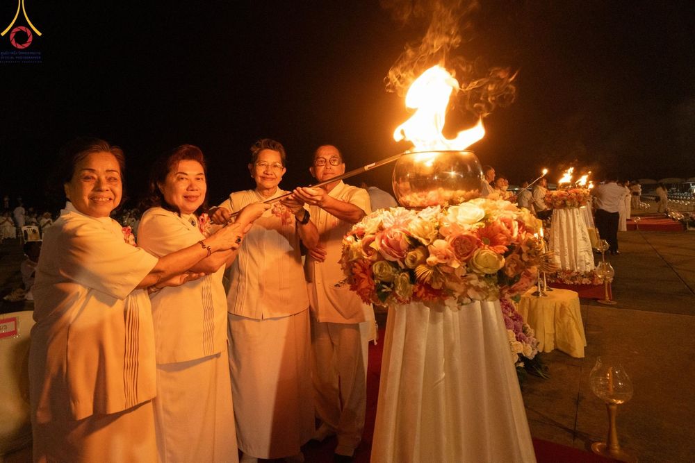 ภาพ No.175940:พิธีจุดประทีปโคมลาน, โคมลอยและลอยกระทง ถวายประทีปเป็นพุทธบูชา สร้างความสว่างไสวให้กับแผ่นดินด้วยแสงธรรม วันที่ 15 พฤศจิกายน พ.ศ. 2567 ณ พุทธอุทยานนานาชาติ อ.โพนพิสัย จ.หนองคาย