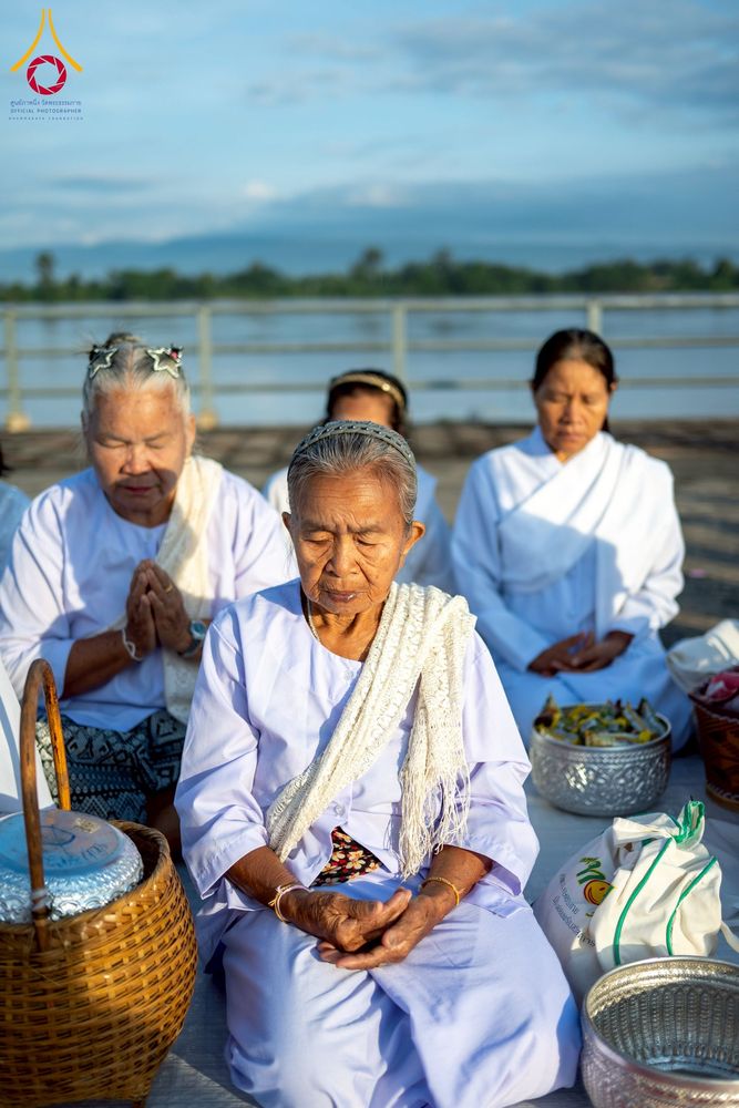 ภาพ No.250534:วันพุธที่ 8 ตุลาคม พ.ศ. 2568 พิธีตักบาตรเทโวโรหณะ ณ ลานธรรมปทุมรัตน์ธรรมเจดีย์ พุทธอุทยานนานาชาติ อ.โพนพิสัย จ.หนองคาย