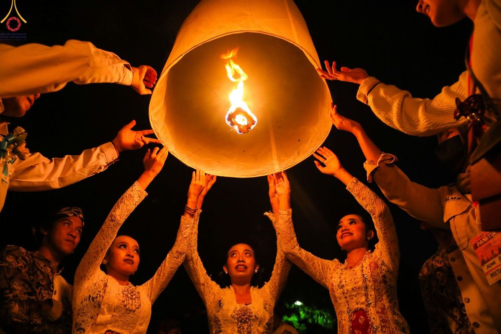ภาพ No.104205:พิธีจุดประทีป ถวายเป็นพุทธบูชา สามเณรธรรมทายาทชาวอินโดนีเซียกว่า 1,000 รูป ณ มหาเจดีย์บุโรพุทโธ ประเทศอินโดนีเซีย ในวันที่ 23 ธันวาคม พ.ศ. 2566