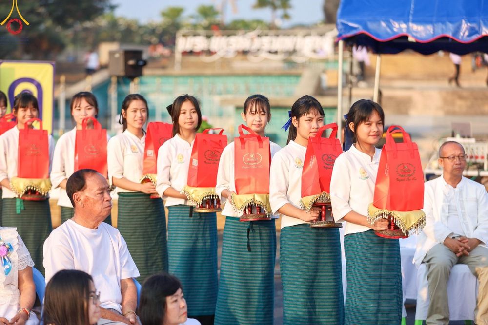 ภาพ No.180412:พิธีตักบาตรพระ ๑,๐๐๐ รูป ฉลองเมืองลำปาง ๑,๓๔๔ ปี วันเสาร์ที่ ๗ ธันวาคม พ.ศ. ๒๕๖๗ ณ ลานพระบรมราชานุสาวรีย์ พระนเรศวรมหาราช อ.เกาะคา จ.ลำปาง