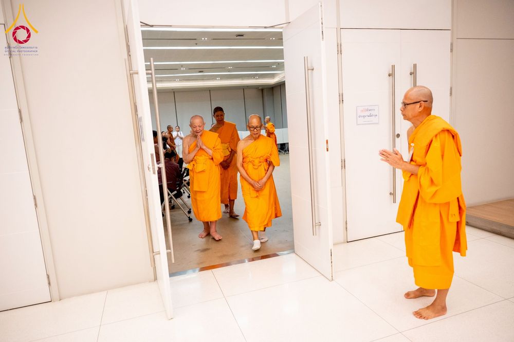 ภาพ No.222433:วันที่ 21 เมษายน พ.ศ. 2568 หลวงพ่อทัตตชีโวต้อนรับคณะสงฆ์ สปป.ลาว ณ อาคาร 100 ปี คุณยายมหารัตนอุบาสิกาจันทร์ ขนนกยูง วัดพระธรรมกาย