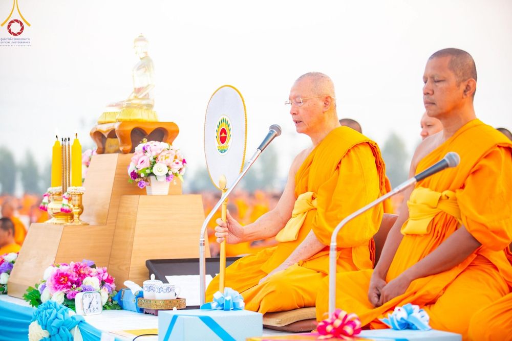 ภาพ No.201020:พิธีตักบาตรพระธรรมยาตรา ณ อนุสรณ์สถานลำดับที่ 5 สถานที่เผยแผ่วิชชาธรรมกายครั้งแรก อนุสรณ์สถานบางปลา วัดบางปลา อำเภอบางเลน จังหวัดนครปฐม ในโครงการธรรมยาตรา กตัญญูบูชา มหาปูชนียาจารย์ พระมงคลเทพมุนี(สด จนฺทสโร) พระผู้ปราบมาร อนุสรณ์สถาน 7 แห่ง ปีที่ 13