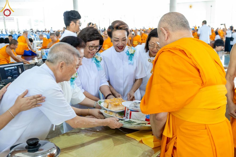 ภาพ No.174637:พิธีถวายภัตตาหารเมนูสวรรค์ เพื่อการบรรลุธรรม ณ หอฉันคุณยายอาจารย์ฯ วัดพระธรรมกาย วันที่ 23 พฤศจิกายน พ.ศ. 2567