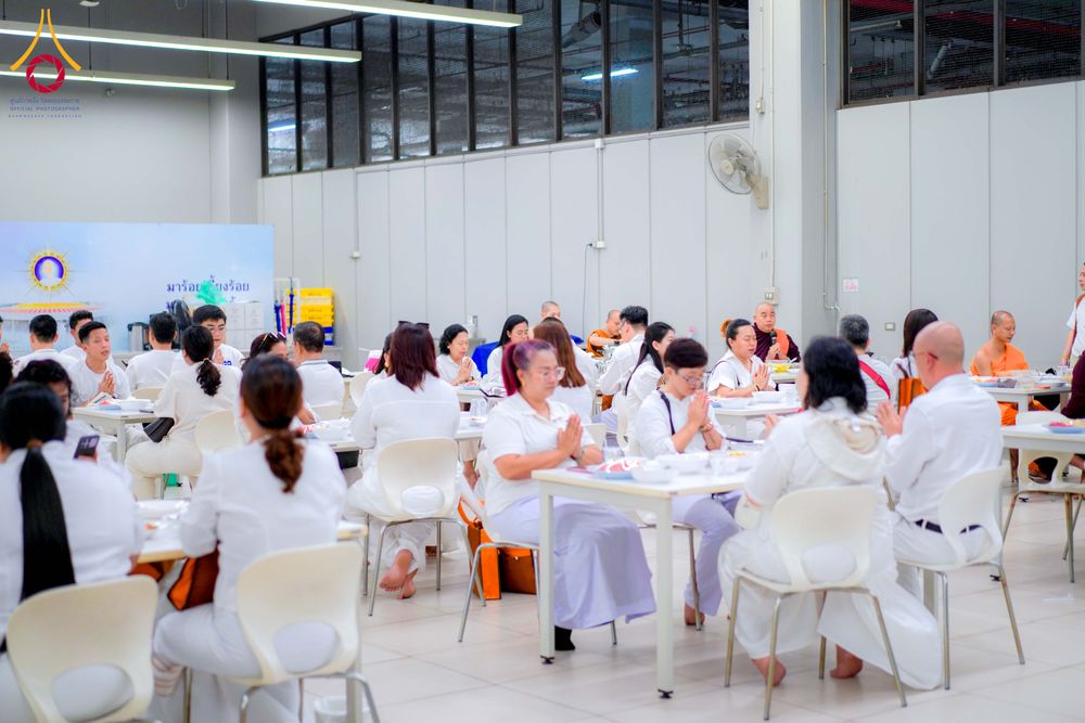 ภาพ No.327674:วันที่ 1-6 พฤษภาคม พ.ศ.2569 ต้อนรับชาวต่างชาติ พระภิกษุ คณะชาวเมียนมาร์  อุบาสิกาชาวอินเดีย เยี่ยมชมวัดพระธรรมกายและสักการะพระมหาธรรมกายเจดีย์