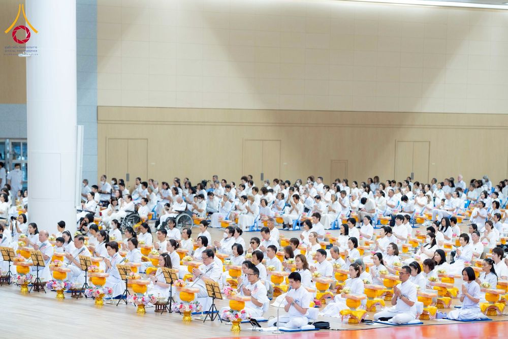 ภาพ No.270596:วันอาทิตย์ที่ 16 พฤศจิกายน พ.ศ. 2568 ถวายกองทุนโครงการอุปสมบทหมู่ 3,000 รูปทั่วไทย  รุ่นบูชาธรรมมหาปูชนียาจารย์ ณ ห้องแก้วสารพัดนึก 2 สภาธรรมกายสากล วัดพระธรรมกาย