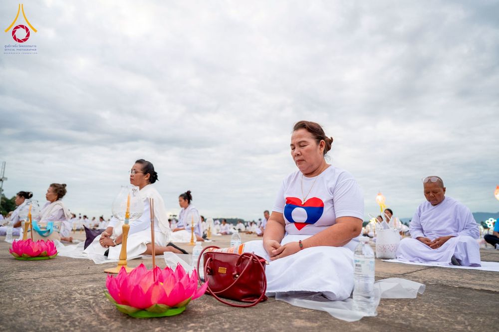 ภาพ No.266096:วันพุธที่ 5 พฤศจิกายน พ.ศ. 2568 (วันพระ ขึ้น 15 ค่ำ เดือน 12) พิธีจุดประทีปโคมลาน, โคมลอย และลอยกระทง ถวายประทีปเป็นพุทธบูชา สร้างความสว่างไสวให้กับแผ่นดินด้วยแสงธรรม ณ พุทธอุทยานนานาชาติ จังหวัดหนองคาย