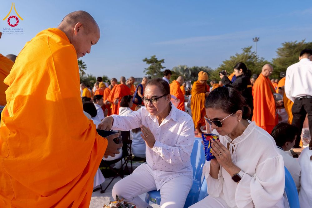 ภาพ No.276908:วันเสาร์ที่ 6 ธันวาคม พ.ศ. 2568 พิธีตักบาตรพระ 1,000 รูป อุทิศถวายพระราชกุศลสมเด็จพระนางเจ้าสิริกิติ์ พระบรมราชินีนาถ พระบรมราชชนนี พันปีหลวง และ ทำบุญเมืองลำปาง ครบรอบ 1,345 ปี ณ ลานพระบรมราชานุสาวรีย์สมเด็จพระนเรศวรมหาราชนครลำปาง อ.เกาะคา จ.ลำปาง