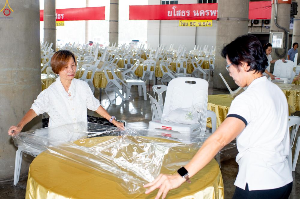 ภาพ No.322310:วันที่ 15 เมษายน พ.ศ.2569 การเตรียมงาน เช็ดโต๊ะ เก้าอี้ ปูผ้าโต๊ะฉัน เพื่องานถวายมหาสังฆทาน 40,000 กว่าวัดทั่วประเทศ วันคุ้มครองโลก 22 เมษายน พ.ศ.2569 วัดพระธรรมกาย