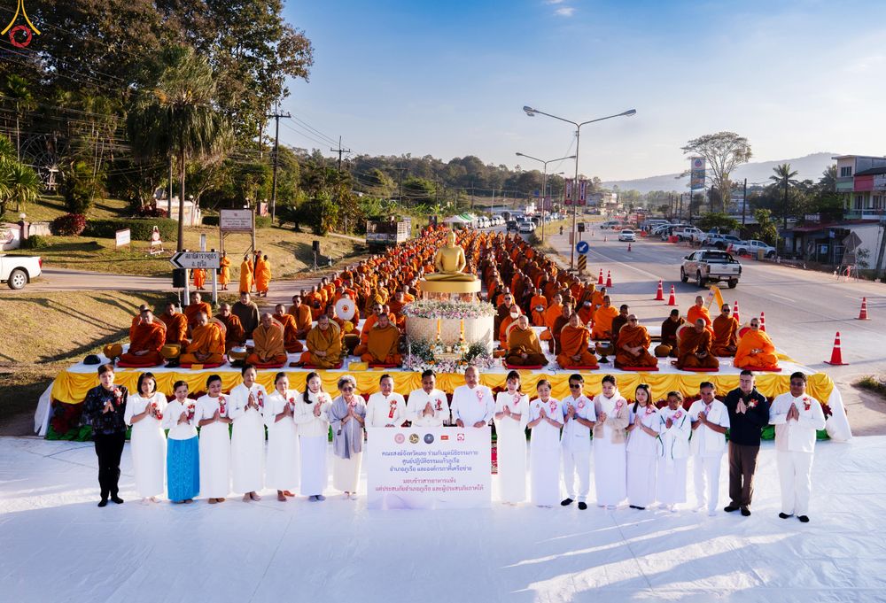 ภาพ No.281382:วันเสาร์ที่ 27 ธันวาคม พ.ศ.2568 พิธีตักบาตรพระ ๑,๐๐๐ รูป   เพื่อความเป็นสิริมงคลแก่ชีวิตและแผ่นดินไทย  มหากุศลครั้งยิ่งใหญ่แห่งปี ส่งท้ายปีเก่า ต้อนรับปีใหม่  ณ ถนนหน้าที่ว่าการอำเภอภูเรือ จังหวัดเลย