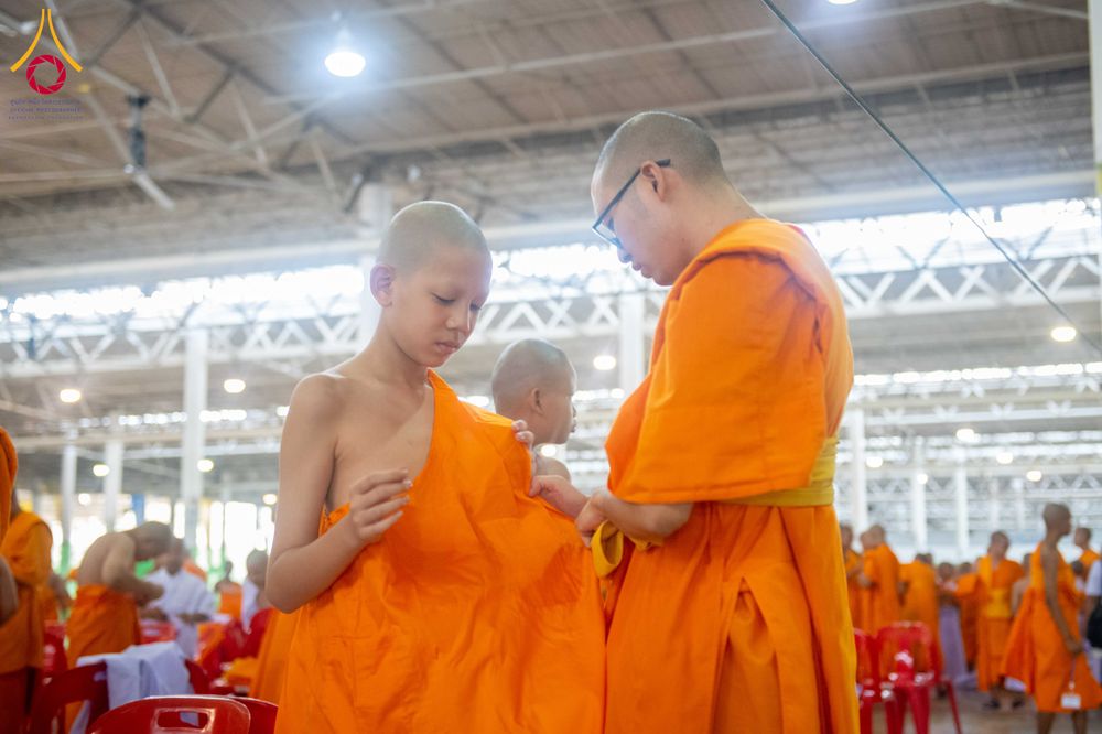 ภาพ No.319546:วันเสาร์ที่ 4 เมษายน พ.ศ.2569 พิธีขอขมา มอบผ้าไตร และถวายบาตรแด่นาคธรรมทายาท ในโครงการบรรพชาสามเณรฟื้นฟูพระพุทธศาสนาทั่วไทย โครงการหน่อแก้วเปรียญธรรม รุ่นที่ 14 โครงการสามเณรยุวธรรมทายาท รุ่นที่ 34 โครงการสามเณรมัชฌิมธรรมทายาท รุ่นที่ 30 ณ สภาธรรมกายสากล