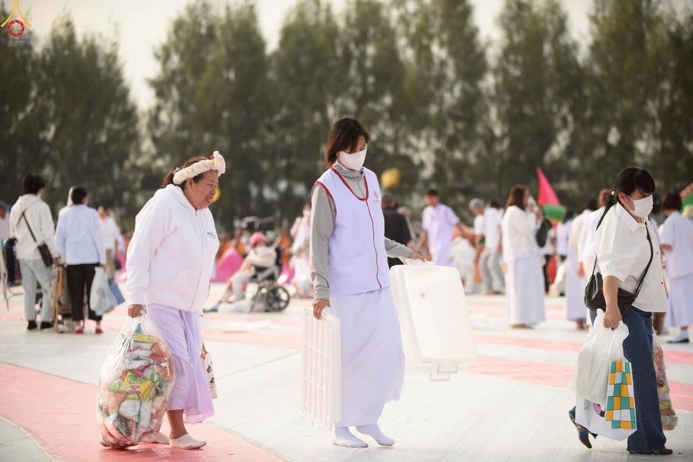 ภาพ No.306738:ภาพเบื้องหลังอาสาสมัครรวมใจ ชุดที่ 5 ในโครงการธรรมยาตรา กตัญญูบูชา มหาปูชนียาจารย์ พระมงคลเทพมุนี(สด จนฺทสโร) พระผู้ปราบมาร อนุสรณ์สถาน 7 แห่ง ปีที่ 14