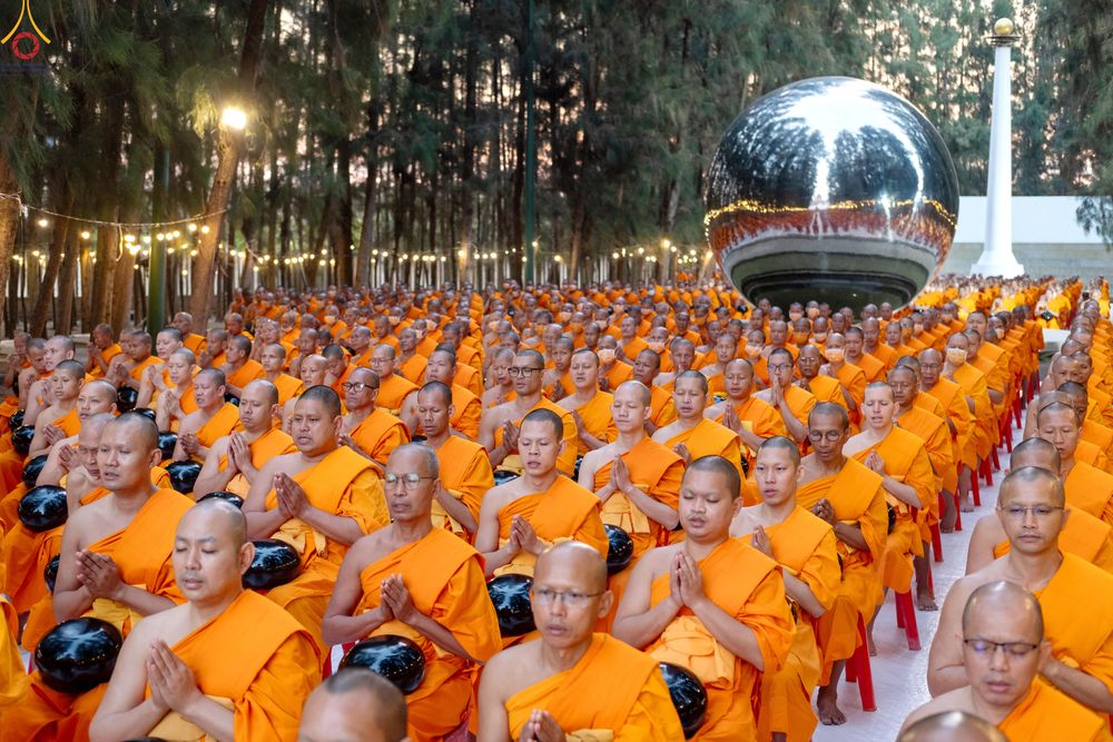 ภาพ No.289222:วันที่ 7 มกราคม พ.ศ. 2569 พิธีตักบาตรพระธรรมยาตรา ณ อนุสรณ์สถานลำดับที่ 1 สถานที่เกิดด้วยรูปกายเนื้อ อนุสรณ์สถานมหาวิหารพระมงคลเทพมุนี (โลตัสแลนด์) อ.สองพี่น้อง จ.สุพรรณบุรี ในโครงการธรรมยาตรา กตัญญูบูชา มหาปูชนียาจารย์ พระมงคลเทพมุนี(สด จนฺทสโร) พระผู้ป