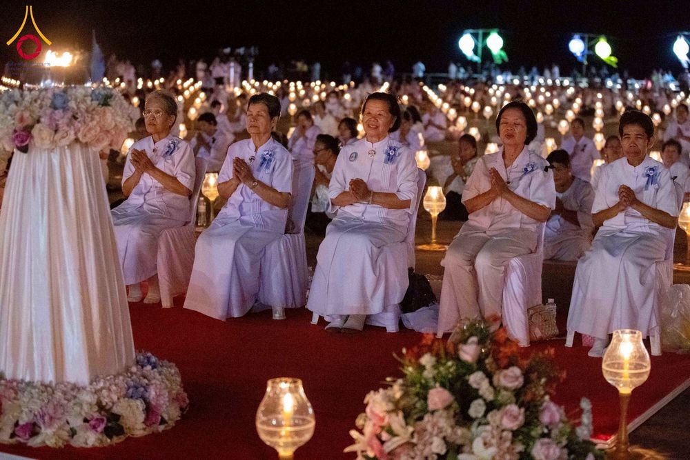 ภาพ No.266214:วันพุธที่ 5 พฤศจิกายน พ.ศ. 2568 (วันพระ ขึ้น 15 ค่ำ เดือน 12) พิธีจุดประทีปโคมลาน, โคมลอย และลอยกระทง ถวายประทีปเป็นพุทธบูชา สร้างความสว่างไสวให้กับแผ่นดินด้วยแสงธรรม ณ พุทธอุทยานนานาชาติ จังหวัดหนองคาย