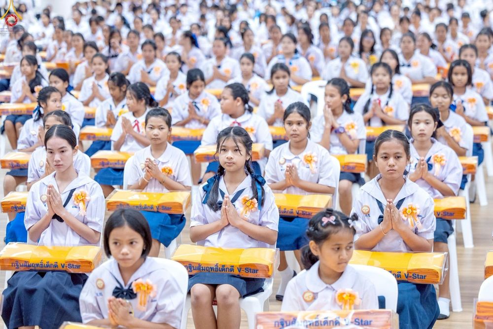 ภาพ No.246030:วันเสาร์ที่ 13 กันยายน พ.ศ. 2568 พิธีมอบผ้าไตรประธานกฐินสัมฤทธิ์เด็กดี V-Star ณ สภาธรรมกายสากล วัดพระธรรมกาย