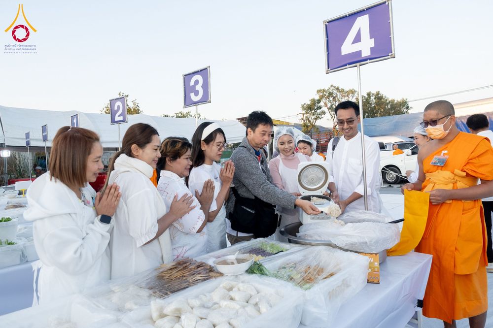 ภาพ No.289875:วันที่ 8 มกราคม พ.ศ. 2569 พิธีถวายภัตตาหารเป็นสังฆทาน แด่พระธรรมยาตรา ณ อนุสรณ์สถานคลองบางนางแท่น อ.สามพราน จ.นครปฐม ในโครงการธรรมยาตรา กตัญญูบูชา มหาปูชนียาจารย์ พระมงคลเทพมุนี(สด จนฺทสโร) พระผู้ปราบมาร อนุสรณ์สถาน 7 แห่ง ปีที่ 14