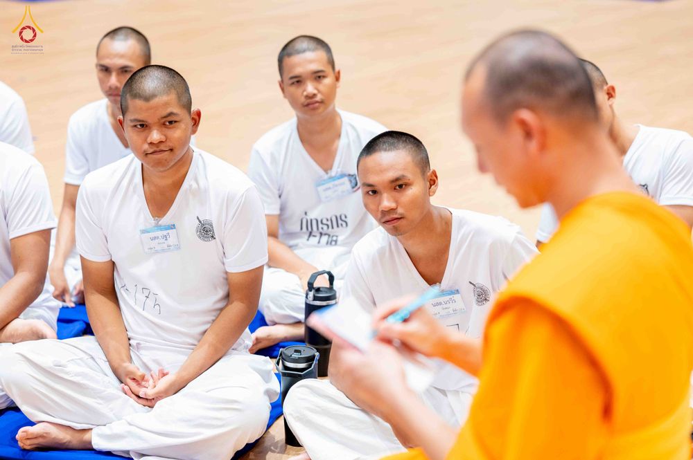 ภาพ No.341083:วันที่ 26 กรกฎาคม พ.ศ. 2569 โครงการพัฒนาคุณธรรม จริยธรรม สำหรับนักเรียนนายสิบตำรวจ (นสต.) รุ่นที่ 17 ศูนย์ฝึกอบรมตำรวจภูธรภาค 1 ได้จัดกิจกรรม ตักบาตรเพื่อน้อมอุทิศถวายเพื่อเป็นพระราชกุศลฯ  และปฏิบัติธรรม ติวธรรมมะ ณ ศูนย์ปฏิบัติธรรมเวิล์ดพีช วัลเล่ย์ (Wo