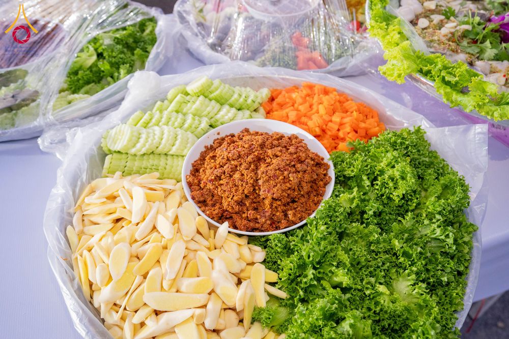 ภาพ No.288332:วันที่ 5 มกราคม พ.ศ. 2569 พิธีถวายภัตตาหารเป็นสังฆทาน แด่พระธรรมยาตรา ในโครงการธรรมยาตรา กตัญญูบูชา มหาปูชนียาจารย์ พระมงคลเทพมุนี(สด จนฺทสโร) พระผู้ปราบมาร อนุสรณ์สถาน 7 แห่ง ปีที่ 14 ณ อนุสรณ์สถานมหาวิหารพระมงคลเทพมุนี (โลตัสแลนด์) อ.สองพี่น้อง จ.สุพรร