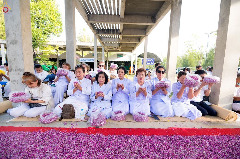 ภาพ No.287438:วันที่ 3 มกราคม พ.ศ. 2569 พิธีต้อนรับพระธรรมยาตรา ในโครงการธรรมยาตรา กตัญญูบูชา มหาปูชนียาจารย์ พระมงคลเทพมุนี(สด จนฺทสโร) พระผู้ปราบมาร อนุสรณ์สถาน 7 แห่ง ปีที่ 14 ณ อนุสรณ์สถานมหาวิหารพระมงคลเทพมุนี (โลตัสแลนด์) อ.สองพี่น้อง จ.สุพรรณบุรี