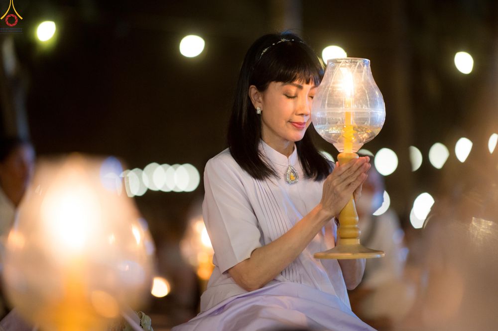 ภาพ No.290252:วันที่ 6 มกราคม พ.ศ. 2569 พิธีจุดประทีปถวายเป็นพุทธบูชา และบูชาธรรมมหาปูชนียาจารย์ (ภาพชุดที่ 2) ณ อนุสรณ์สถานมหาวิหารพระมงคลเทพมุนี (โลตัสแลนด์) อ.สองพี่น้อง จ.สุพรรณบุรี ในโครงการธรรมยาตรา กตัญญูบูชา มหาปูชนียาจารย์ พระมงคลเทพมุนี(สด จนฺทสโร) พระผู้ปรา