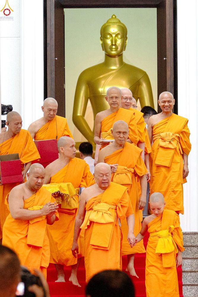 ภาพ No.330883:วันวิสาขบูชา อาทิตย์ที่ 31 พฤษภาคม พ.ศ.2569 พิธีบรรพชาสามเณรอุบาสก 11 ท่าน , พิธีถวายบาตรผ้าไตร และจตุปัจจัยไทยธรรม แด่สามเณร , พิธีอุปสมบทอุทิศชีวิต , พิธีกล่าวคำกัปปิยภัณฑ์  ณ อุโบสถพระไตรปิฎก วัดพระธรรมกาย จังหวัดปทุมธานี