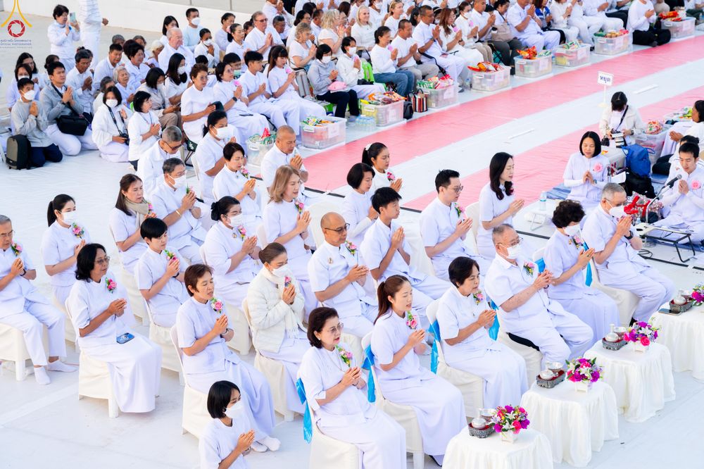 ภาพ No.302492:วันที่ 24 มกราคม พ.ศ. 2569 พิธีตักบาตรพระธรรมยาตรา ณ อนุสรณ์สถานลำดับที่ 5 สถานที่เผยแผ่วิชชาธรรมกายครั้งแรก อนุสรณ์สถานบางปลา วัดบางปลา อำเภอบางเลน จังหวัดนครปฐม ในโครงการธรรมยาตรา กตัญญูบูชา มหาปูชนียาจารย์ พระมงคลเทพมุนี(สด จนฺทสโร) พระผู้ปราบมาร อนุส