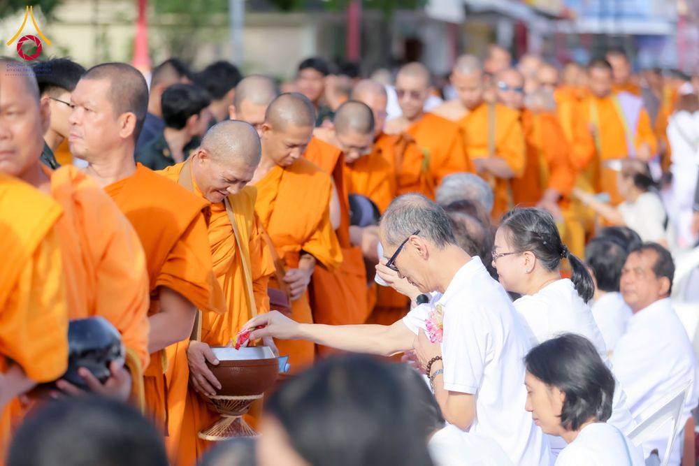 ภาพ No.313995:วันอาทิตย์ที่ 14 มีนาคม พ.ศ. 2569 ทำบุญเมืองหาดใหญ่ตักบาตรพระ 1,109 รูป เติมบุญใหญ่ หลังวิกฤตมหาอุทกภัย ณ ซุ้มประตูไชน่าทาวน์ ถนนศุภสารรังสรรค์ อ.หาดใหญ่ จ.สงขลา