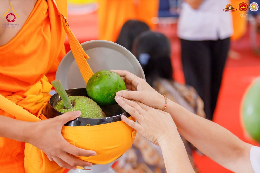 ภาพ No.283550:วันอาทิตย์ที่ 21 ธันวาคม  2568 พิธีบิณฑบาตฉลองสามเณรใหม่ ประเทศอินโดนีเซีย