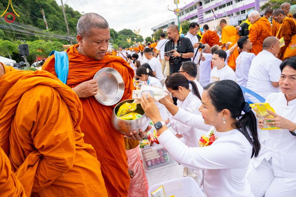 ภาพ No.341182:วันที่ 27 กรกฎาคม พ.ศ. 2569 พิธีตักบาตรพระ 1,000 รูป เมืองพัทลุง  ณ ถนนราเมศวร์ อ.เมือง จ.พัทลุง