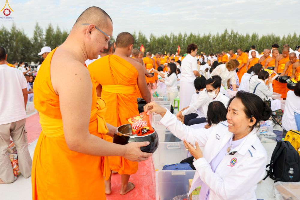 ภาพ No.302768:วันที่ 24 มกราคม พ.ศ. 2569 พิธีตักบาตรพระธรรมยาตรา(ภาพชุดที่ 2) ณ อนุสรณ์สถานลำดับที่ 5 สถานที่เผยแผ่วิชชาธรรมกายครั้งแรก อนุสรณ์สถานบางปลา วัดบางปลา อำเภอบางเลน จังหวัดนครปฐม ในโครงการธรรมยาตรา กตัญญูบูชา มหาปูชนียาจารย์ พระมงคลเทพมุนี(สด จนฺทสโร) พระผู