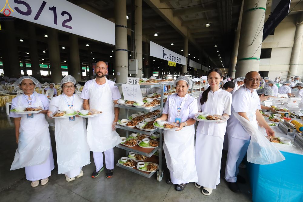 ภาพ No.325810:วันที่ 22 เมษายน พ.ศ.2569(วันคุ้มครองโลก) งานถวายมหาสังฆทาน 40,000 กว่าวัดทั่วประเทศ เจ้าหน้าที่ สาธุชน ร่วมใจจัดเตรียมภัตตาหารเพล (ชุด 2)