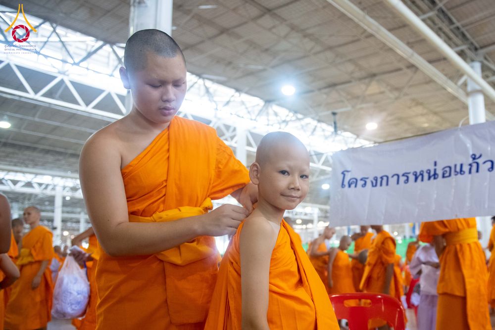 ภาพ No.319554:วันเสาร์ที่ 4 เมษายน พ.ศ.2569 พิธีขอขมา มอบผ้าไตร และถวายบาตรแด่นาคธรรมทายาท ในโครงการบรรพชาสามเณรฟื้นฟูพระพุทธศาสนาทั่วไทย โครงการหน่อแก้วเปรียญธรรม รุ่นที่ 14 โครงการสามเณรยุวธรรมทายาท รุ่นที่ 34 โครงการสามเณรมัชฌิมธรรมทายาท รุ่นที่ 30 ณ สภาธรรมกายสากล