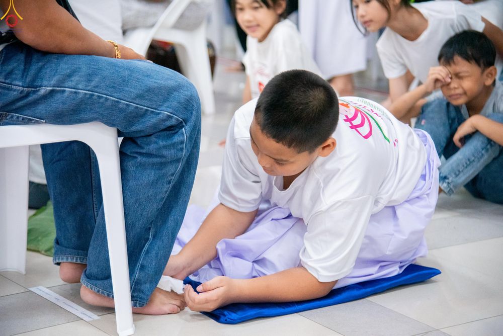 ภาพ No.320084:วันเสาร์ที่ 4 เมษายน 2569 พิธีตัดปอยผม ขอขมาผู้ปกครอง  มอบบาตร-ผ้าไตร และพิธีบรรพชาสามเณร 87 รูป  ณ ศูนย์ปฏิบัติธรรมระยอง(บ้านช่องลม)  ต.บางบุตร อ.บ้านค่าย จ.ระยอง