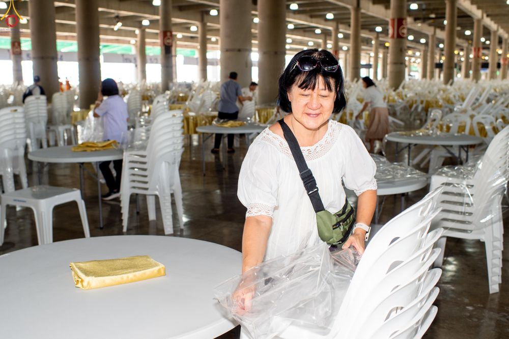 ภาพ No.322318:วันที่ 15 เมษายน พ.ศ.2569 การเตรียมงาน เช็ดโต๊ะ เก้าอี้ ปูผ้าโต๊ะฉัน เพื่องานถวายมหาสังฆทาน 40,000 กว่าวัดทั่วประเทศ วันคุ้มครองโลก 22 เมษายน พ.ศ.2569 วัดพระธรรมกาย