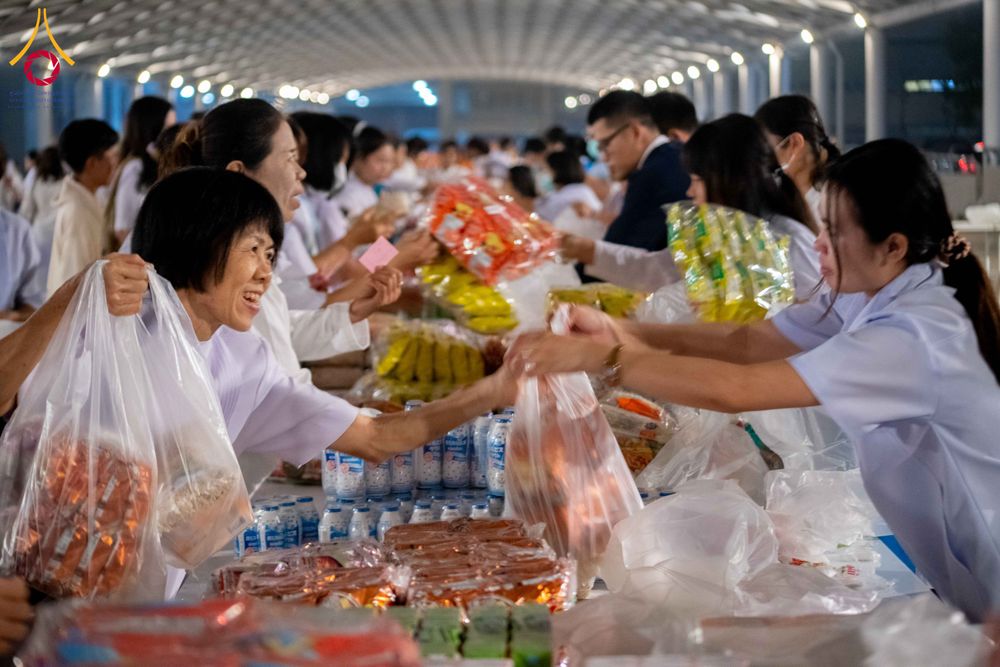 ภาพ No.308412:วันที่ 1 กุมภาพันธ์ พ.ศ. 2569 พิธีตักบาตรข้าวสารอาหารแห้ง ณ บ้านแก้วเรือนทองคุณยาย สภาธรรมกายสากล วัดพระธรรมกาย