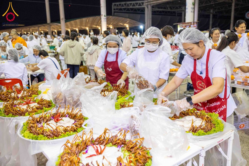 ภาพ No.302975:วันที่ 26 มกราคม พ.ศ. 2569 พิธีถวายภัตตาหารเป็นสังฆทาน แด่พระธรรมยาตรา ณ วัดพระธรรมกาย  จังหวัดปทุมธานี ในโครงการธรรมยาตรา กตัญญูบูชา มหาปูชนียาจารย์ พระมงคลเทพมุนี(สด จนฺทสโร) พระผู้ปราบมาร อนุสรณ์สถาน 7 แห่ง ปีที่ 14