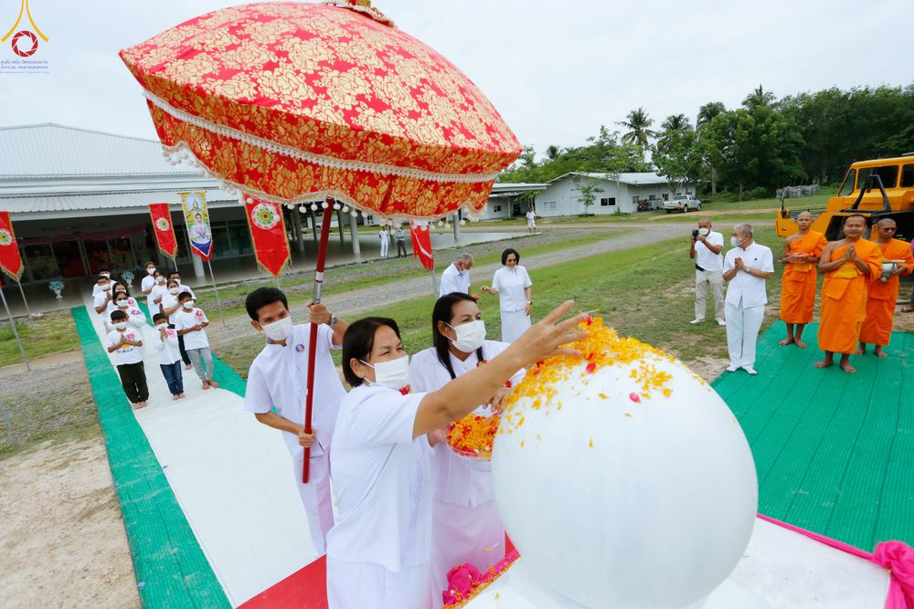 ภาพ No.83298:พิธีถวายสังฆทานคณะสงฆ์ 85 รูป  และพิธีทอดผ้าป่ายกช่อฟ้าดวงแก้ว มหาวิหารหลวงปู่  วันอาทิตย์ที่ 18 มิถุนายน 2566 ณ ศูนย์ปฏิบัติธรรมภาคใต้ อ.บางกล่ำ จ.สงขลา