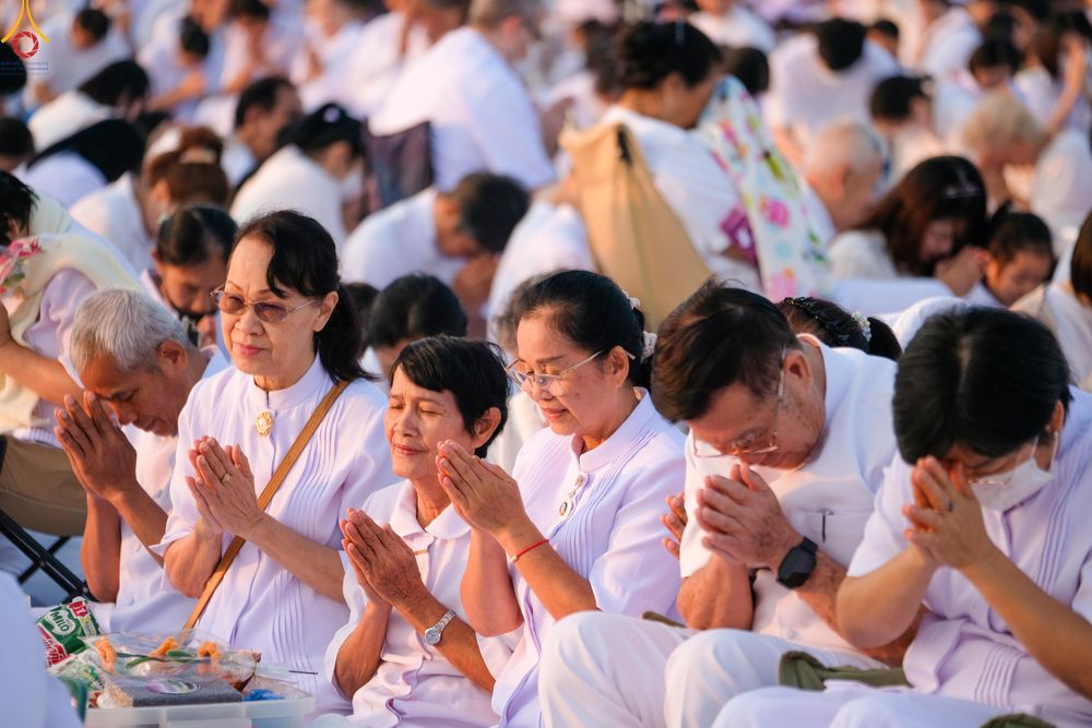 ภาพ No.279799:วันที่ 1 มกราคม พ.ศ.2569 พิธีตักบาตรในวันขึ้นปีใหม่ ณ ลานธรรม วัดพระธรรมกาย