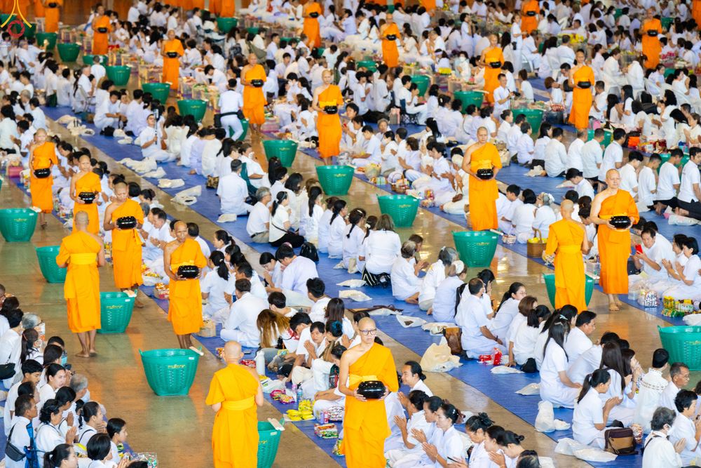 ภาพ No.311325:วันอาทิตย์ต้นเดือนที่ 1 มีนาคม พ.ศ.2569 พิธีตักบาตร และ พิธีบูชาข้าวพระ ณ สภาธรรมกายสากล วัดพระธรรมกาย