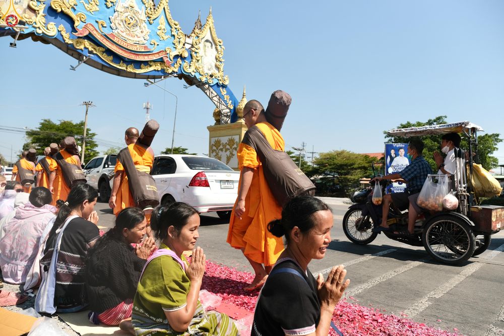 ภาพ No.304235:วันที่ 25 มกราคม พ.ศ. 2569 พิธีต้อนรับพระธรรมยาตรา  รร.สามัคคีราษฏร์บำรุง-วัดพระธรรมกาย ในโครงการธรรมยาตรา กตัญญูบูชา มหาปูชนียาจารย์ พระมงคลเทพมุนี(สด จนฺทสโร) พระผู้ปราบมาร อนุสรณ์สถาน 7 แห่ง ปีที่ 14