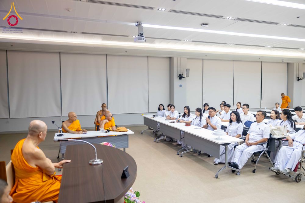ภาพ No.324906:วันพฤหัสบดีที่ 23 เมษายน พ.ศ.2569  หลวงพ่อทัตตชีโว รองเจ้าอาวาสวัดพระธรรมกาย ถวายการต้อนรับและปฏิสันถารคณะชาวอินโดนีเซีย