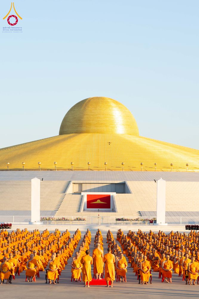 ภาพ No.285268:วันจันทร์ที่ 15 ธันวาคม พ.ศ.2568  บันทึกภาพหมู่ประวัติศาสตร์ โครงการบรรพชาอุปสมบทหมู่  รุ่นบูชาธรรมมหาปูชนียาจารย์ ประจำปี 2568 ณ ลานธรรมมหาธรรมกายเจดีย์ วัดพระธรรมกาย