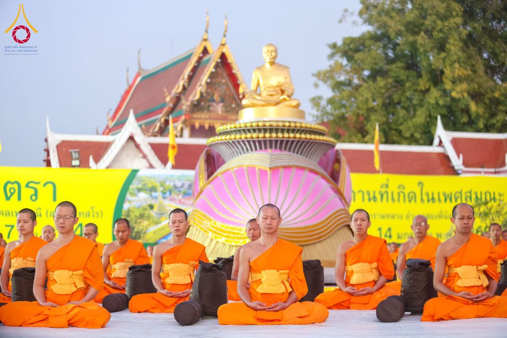 ภาพ No.294576:วันอาทิตย์ที่ 14 ธันวาคม พ.ศ.2568 พระธรรมยาตราปฏิบัติธรรมและถ่ายภาพหมู่ประวัติศาสตร์ ณ วัดสองพี่น้อง ต.ต้นตาล อ.สองพี่น้อง จ.สุพรรณบุรี ในโครงการธรรมยาตรา กตัญญูบูชา มหาปูชนียาจารย์ พระมงคลเทพมุนี(สด จนฺทสโร) พระผู้ปราบมาร อนุสรณ์สถาน 7 แห่ง ปีที่ 14