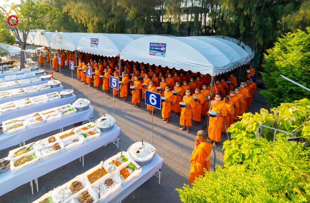 ภาพ No.293583:วันที่ 13 มกราคม พ.ศ. 2569 พิธีถวายภัตตาหารเป็นสังฆทาน แด่พระธรรมยาตรา ณ อนุสรณ์สถานมหาวิหารพระมงคลเทพมุนี (โลตัสแลนด์) อ.สองพี่น้อง จ.สุพรรณบุรี ในโครงการธรรมยาตรา กตัญญูบูชา มหาปูชนียาจารย์ พระมงคลเทพมุนี(สด จนฺทสโร) พระผู้ปราบมาร อนุสรณ์สถาน 7 แห่ง ปี