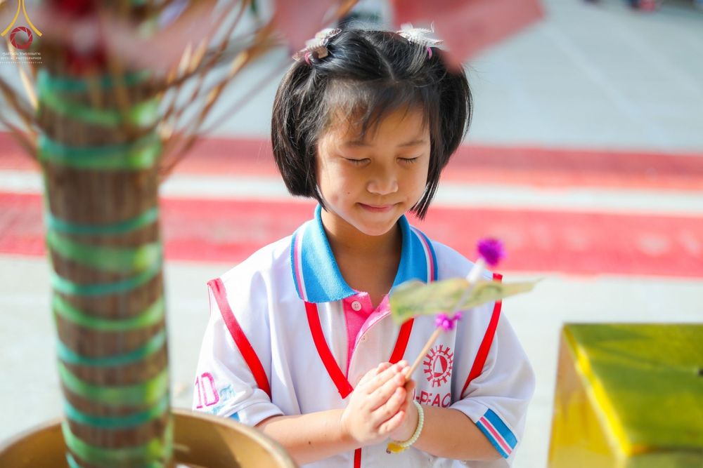 ภาพ No.69296:พิธีจุดประทีปถวายเป็นพุทธบูชา และบูชาธรรมมหาปูชนียาจารย์ ในโครงการธรรมยาตรากตัญญูบูชา มหาปูชนียาจารย์ พระมงคลเทพมุนี(สด จนฺทสโร) พระผู้ปราบมาร ปีที่ 11 ณ อนุสรณ์สถานมหาวิหารพระมงคลเทพมุนี อ.สองพี่น้อง จ.สุพรรณบุรี