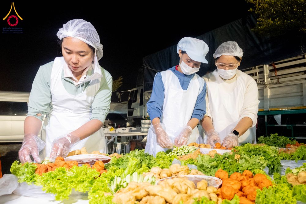 ภาพ No.295444:วันที่ 16 มกราคม พ.ศ. 2569 พิธีถวายภัตตาหารเป็นสังฆทาน แด่พระธรรมยาตรา ณ วัดโบสถ์บน ต.บางคูเวียง จ.นนทบุรี อนุสรณ์สถานลำดับที่ 4 สถานที่เกิดด้วยกายธรรม ในโครงการธรรมยาตรา กตัญญูบูชา มหาปูชนียาจารย์ พระมงคลเทพมุนี(สด จนฺทสโร) พระผู้ปราบมาร อนุสรณ์สถาน 7 แ