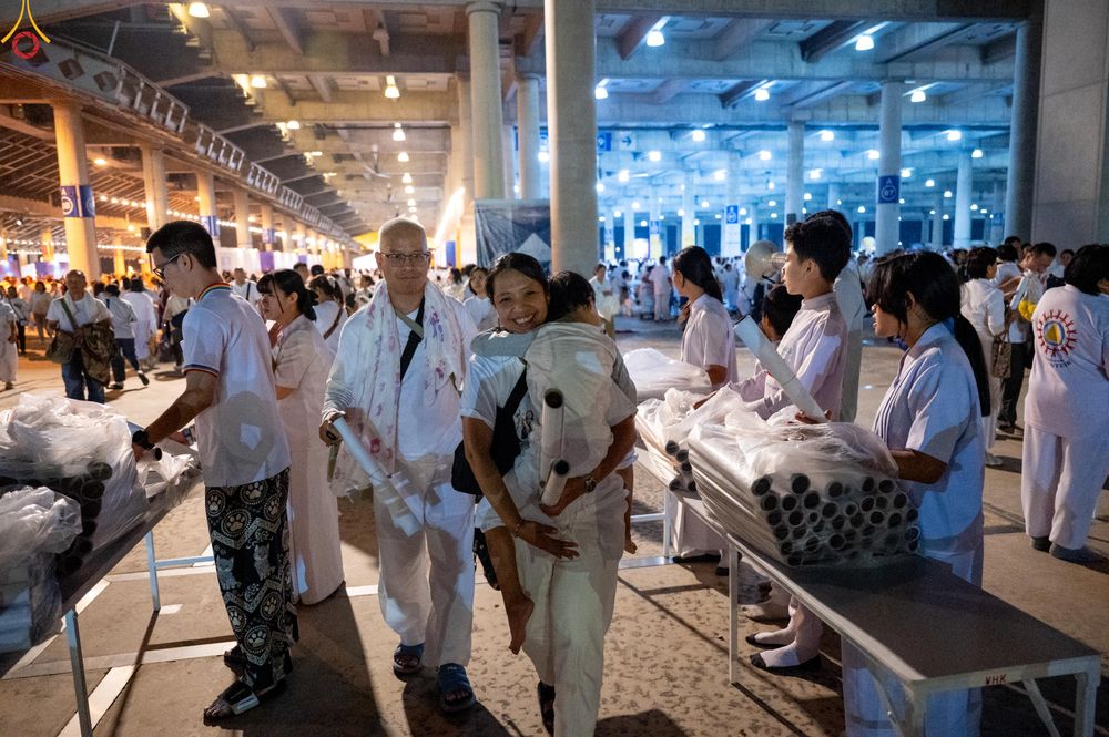 ภาพ No.280415:วันที่ 31 ธันวาคม พ.ศ.2568 -วันที่ 1 มกราคม พ.ศ.2569 พิธีฉลองชัยสวดมนต์บทธัมมจักกับปปวัตนสูตร ครบ 8,000,000,000 จบ , พิธีสวดมนต์ข้ามปี ณ วัดพระธรรมกาย