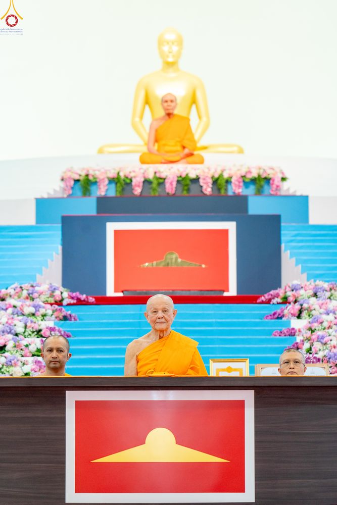 ภาพ No.338909:วันอาทิตย์ที่ 12 กรกฎาคม พ.ศ.2569 พิธีมุทิตาผู้สอบได้เปรียญธรรม ประโยค 1-2 ถึง ป.ธ.9 และ บ.ศ.1-2 ถึง บ.ศ.6 สำนักศาสนศึกษาวัดพระธรรมกาย ประจำปี 2569, พิธีมอบตราตั้งแต่งตั้งอาจารย์ใหญ่ สำนักศาสนศึกษาวัดพระธรรมกาย