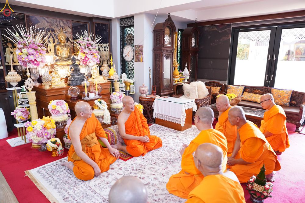 ภาพ No.286228:วันที่ 12 กรกฎาคม พศ.2568 (แรม 2 ค่ำ เดือน 8) พระภิกษุวัดพระธรรมกาย ทำวัตรพระผู้ใหญ่ เนื่องในวันเข้าพรรษา