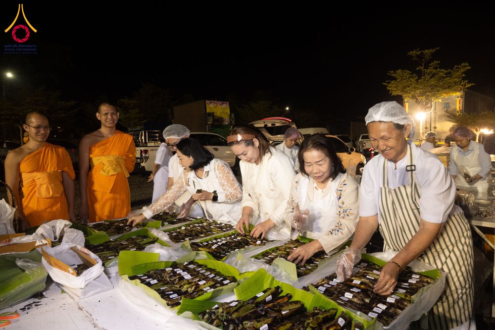 ภาพ No.294716:วันที่ 15 มกราคม พ.ศ. 2569 พิธีถวายภัตตาหารเป็นสังฆทาน แด่พระธรรมยาตรา ณ วัดโบสถ์บน ต.บางคูเวียง จ.นนทบุรี อนุสรณ์สถานลำดับที่ 4 สถานที่เกิดด้วยกายธรรม ในโครงการธรรมยาตรา กตัญญูบูชา มหาปูชนียาจารย์ พระมงคลเทพมุนี(สด จนฺทสโร) พระผู้ปราบมาร อนุสรณ์สถาน 7 แ