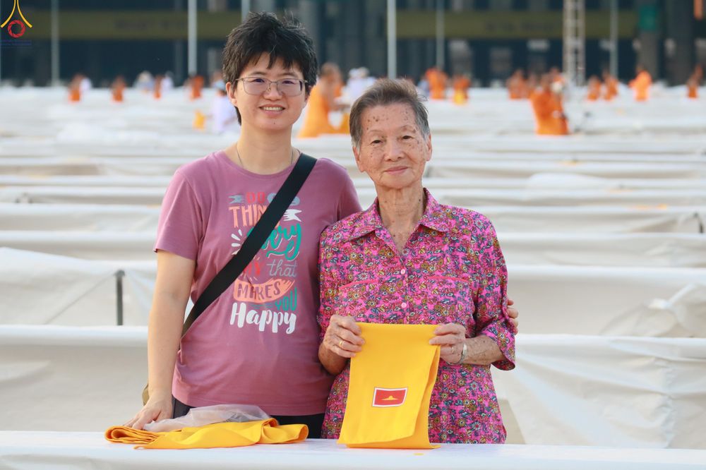 ภาพ No.321931:วันที่ 11-12 เมษายน พ.ศ.2569 การเตรียมงาน มัดถุงน้ำ , ผูกผ้าระบาย , เตรียมจุดฉันภัตตาหาร เพื่องานถวายมหาสังฆทาน 40,000 กว่าวัดทั่วประเทศ วันคุ้มครองโลก 22 เมษายน พ.ศ.2569 วัดพระธรรมกาย